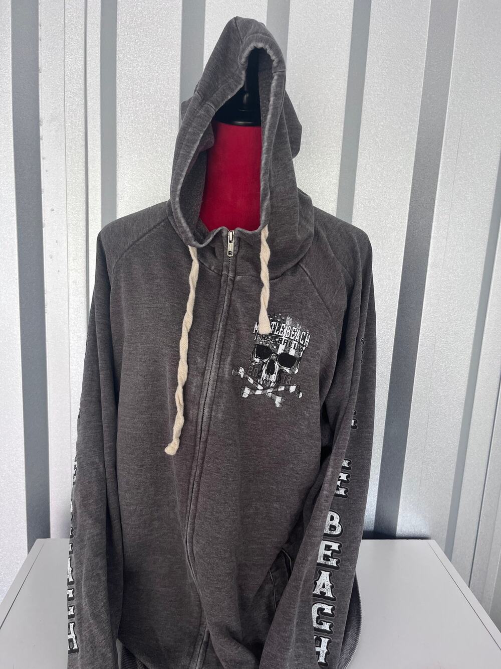 Grey skull beach zip up